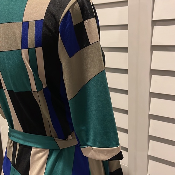 Oui Collection MIDI V-Neck MIDI Dress in an asymmetrical Print with Belt. - Picture 7 of 12